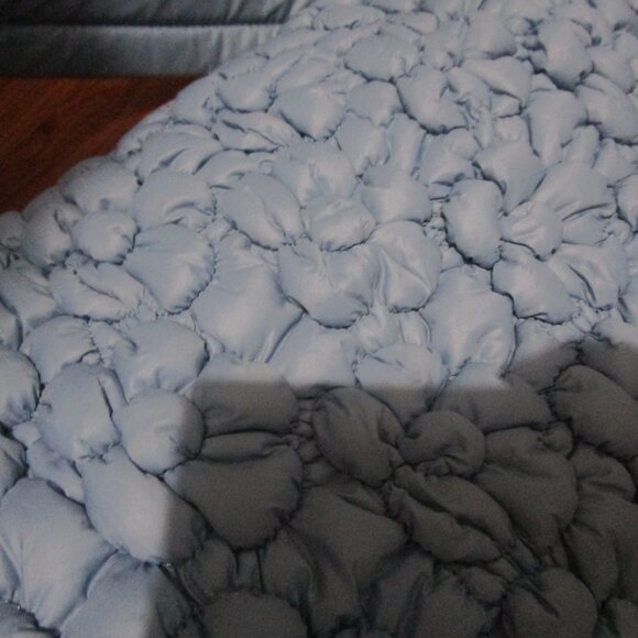 WILDFOX Blue Cloud Quilted Sling Pack flower flower puffer NWT backpack - Picture 3 of 11